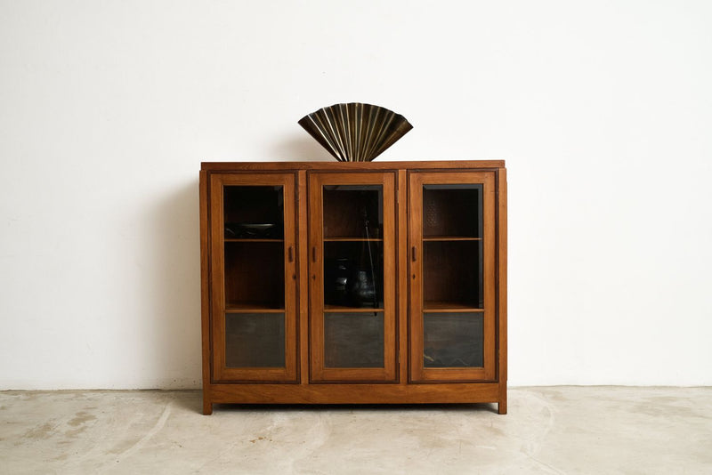 Colonial Cabinet With 3 Glass Doors