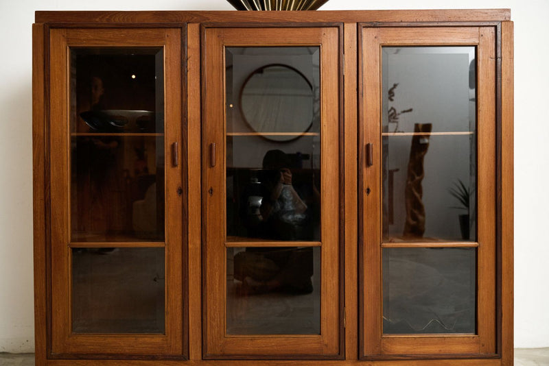 Colonial Cabinet With 3 Glass Doors