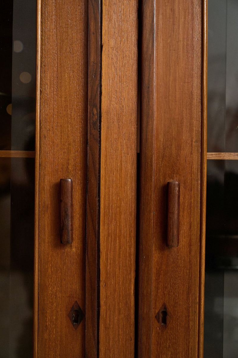 Colonial Cabinet With 3 Glass Doors